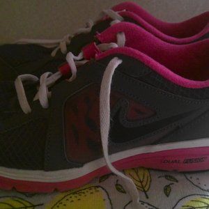 GIRLS NIKE SNEAKERS